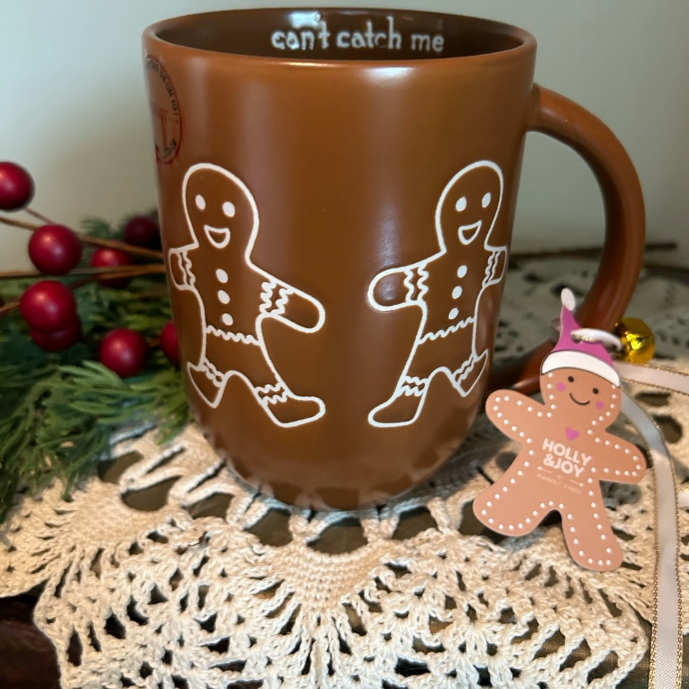 HOLLY JOLLY 2024 Gingerbread Cant catch me Mug New with tags